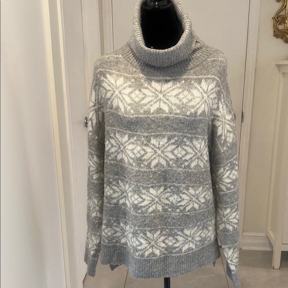 cupcakes & cashmere Sweaters - Cupcakes & Cashmere long sleeved turtle neck sweater in  Gray & White SIZE large